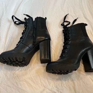 Steve Madden black leather LATCH bootie